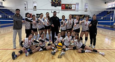 Kayapınar Belediyesi kadın voleybol takımı il şampiyonu oldu