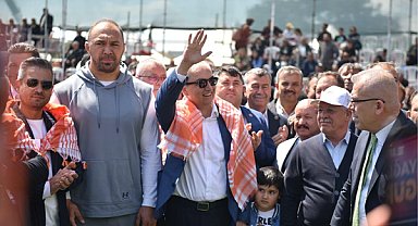 Kocagöz, Kepez’de 10'uncu Yağlı Pehlivan Güreşleri’nde vatandaşlarla buluştu