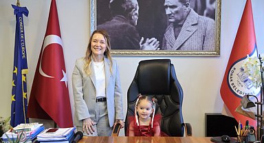 Konak’ta çocuklar başkanlık koltuğuna oturdu