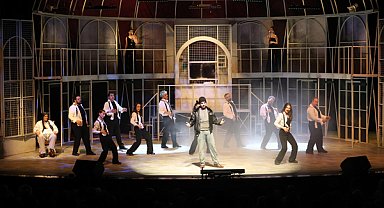 Konya Şehir Tiyatrosu Kafesten Bir Kuş Uçtu oyununu sahneledi