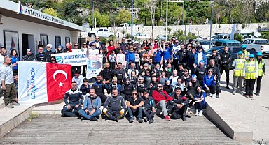 Konyaaltı Sahili’nde deniz dibi ve kıyı temizliği yapıldı