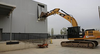 Nilüfer’de 4 bin metrekarelik kaçak depo yıkıldı