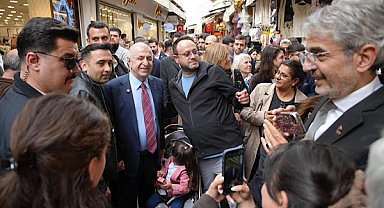 Özdağ, Kemeraltı’nda vatandaşlarla bir araya geldi