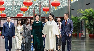 Peng Liyuan, Ngo Phuong Ly ile birlikte tiyatroyu gezdi