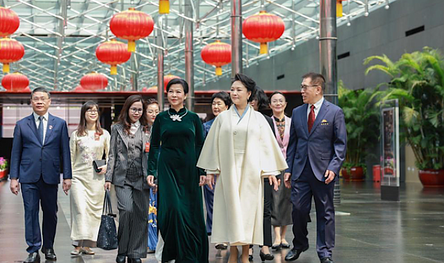 Peng Liyuan, Ngo Phuong Ly ile birlikte tiyatroyu gezdi