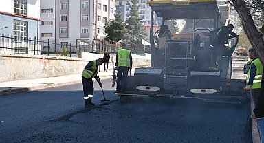 Siirt’te hava şartlarının iyileşmesiyle beraber asfalt çalışmaları sürüyor