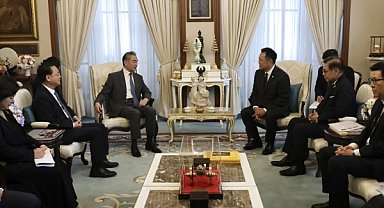 Tayland Başbakanı Charnvirakul, Wang Yi’yi kabul etti