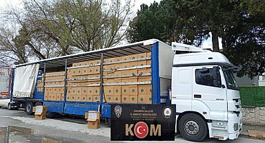 TEM otoyolunda durdurulan tırda 8 milyon adet kaçak makaron ele geçirildi