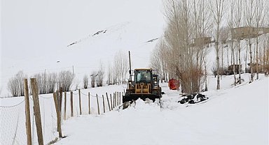 Van’da Nisan ayında karla mücadele çalışmaları sürüyor