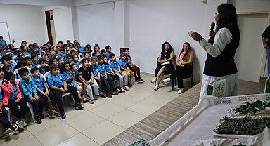 Antalya’da öğrencilere ipekböceği besleme kitleri dağıtıldı