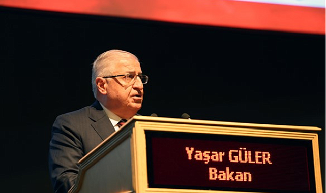 Bakan Güler, Komutanlarla birlikte mehmetçiklerle bayramlaştı