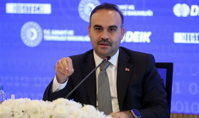 Bakan Kacır SAHA 2026’da uluslararası temaslar gerçekleştirdi