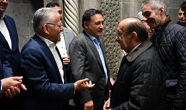 Başkan Büyükkılıç ve Vali Çiçek vatandaşlarla bayramlaştı