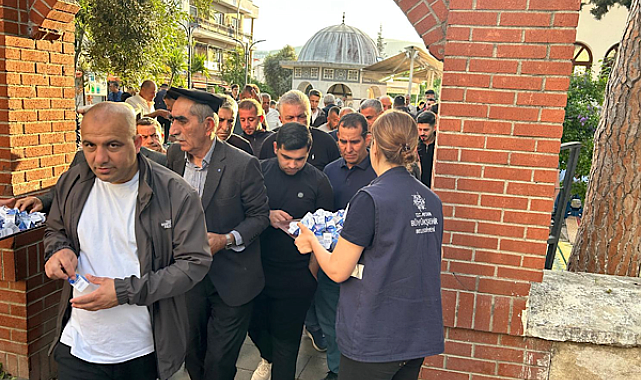 Başkan Çerçioğlu’ndan bayramda lokum ve limonata ikramı
