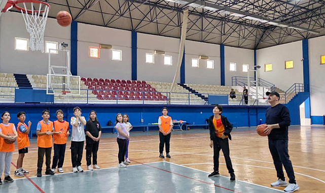 Başkan Kotan, Konyaaltı’nda çocuklarla pota altında buluştu