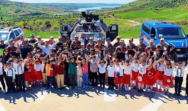 Batman'da öğrenciler, jandarma karakolunda fidan dikti
