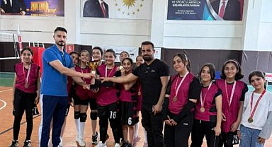 Bayındır Ortaokulu yıldız kızlarda il şampiyonu oldu