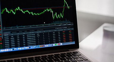 BIST 100 endeksi yüzde 0,88 seviyesinde pozitif bir görünüm sunuyor