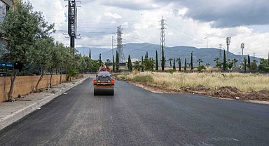 Bornova’da 20 sokakta asfalt ve yol yenileme devam ediyor