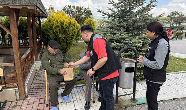 Çorum Belediyesi huzurevi sakinlerine bayram ziyaret etti