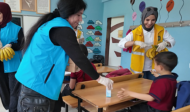 Diyarbakır'da öğrencilere süt ve muz ikramı