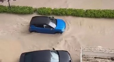 Hatay’da şiddetli yağışın etkisiyle caddeler su altında kaldı