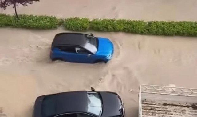 Hatay’da şiddetli yağışın etkisiyle caddeler su altında kaldı