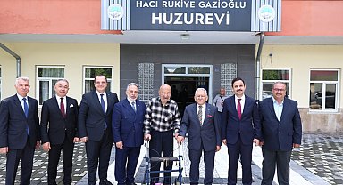 Huzurevinde bayram sevinci: Gençlerden yaşlılara ziyaret