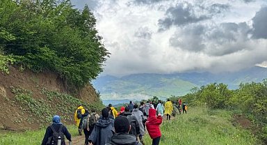 İnegöl’de doğa yürüyüşü Gençlik Haftası kapsamında gerçekleştirildi