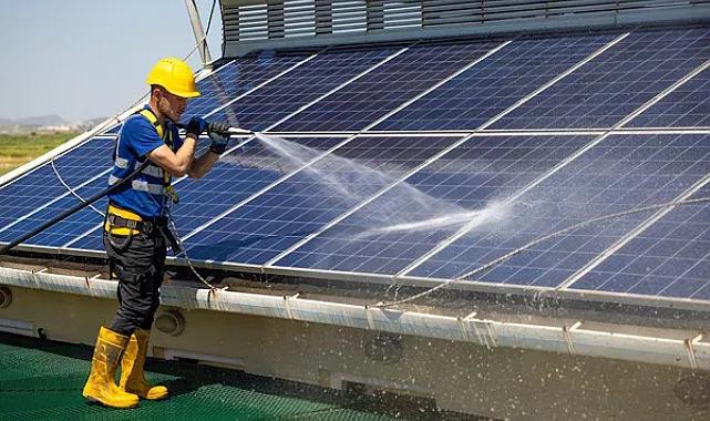 İzmir'de yağmur suyu hasadı ile güneş enerji panelleri temizleniyor