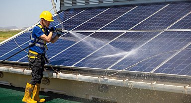 İzmir’de yağmur suyu hasadı ile güneş enerji panelleri temizleniyor