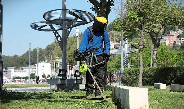 İzmir’in parklarında bayram öncesi bakım çalışması yürütülüyor