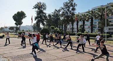 İzmir Konak'ta açık havada sabah sporu devam ediyor