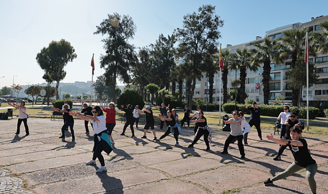 İzmir Konak'ta açık havada sabah sporu devam ediyor