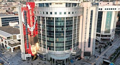 İzmit Belediyesi’nden bayram öncesi esnafa kaldırım düzenlemesi