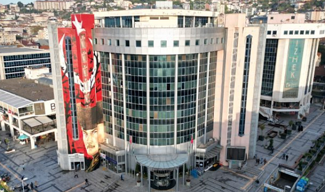 İzmit Belediyesi’nden bayram öncesi esnafa kaldırım düzenlemesi