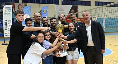 Karacabey’de 19 Mayıs Voleybol Gençlik Turnuvası sona erdi