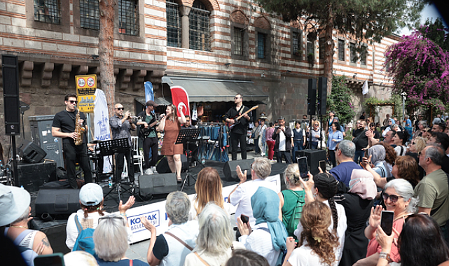 Kemeraltı Şenliği Tarihi Çarşı’da coşkuyla başladı