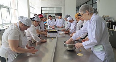 Konak’ta kadınlara pastacılık eğitimi