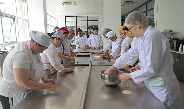 Konak’ta kadınlara pastacılık eğitimi