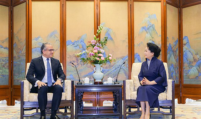 Peng Liyuan, UNESCO Genel Direktörü Halid el-Anani ile görüştü