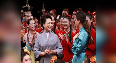 Peng Liyuan ve Tamara Vucic Beijing Dans Akademisi’ni ziyaret etti
