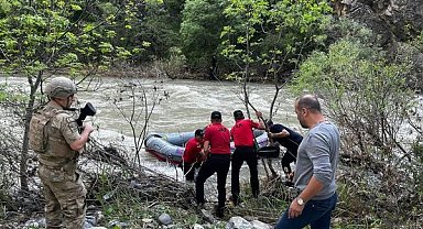 Pülümür Çayı’nda mahsur kalan vatandaş jandarma tarafından kurtarıldı