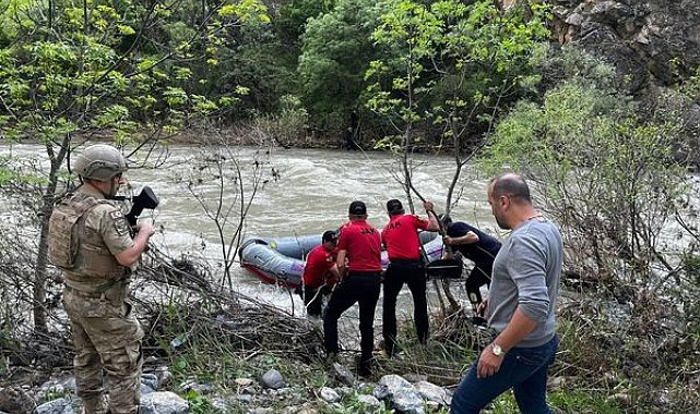 Pülümür Çayı’nda mahsur kalan vatandaş jandarma tarafından kurtarıldı
