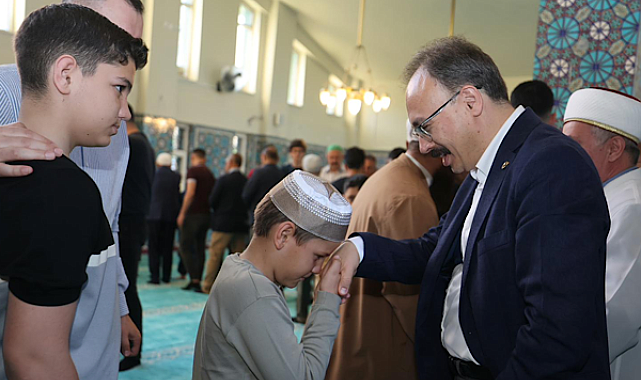 Siirt Valisi Kızılkaya bayram namazı sonrası vatandaşlarla bayramlaştı