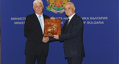 Stoyanov, Bulgaristan Savunma Bakanı olarak göreve başladı