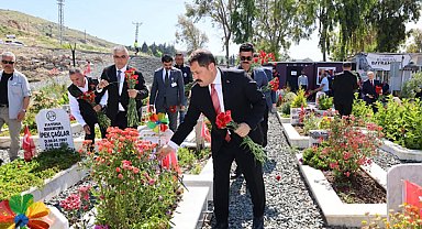 Vali Masatlı’dan Narlıca Deprem Şehitliği’ne ziyaret