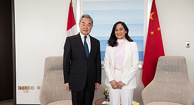 Wang Yi, Kanada Dışişleri Bakanı Anand ile görüştü