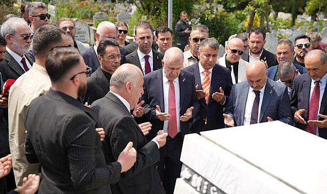 Zafer Partisi Genel Başkanı Özdağ, Ozan Arif’in kabrini ziyaret etti