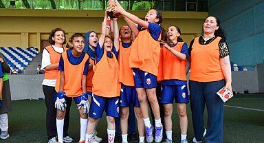 Anne ve kızlar aynı sahada futbol oynadı